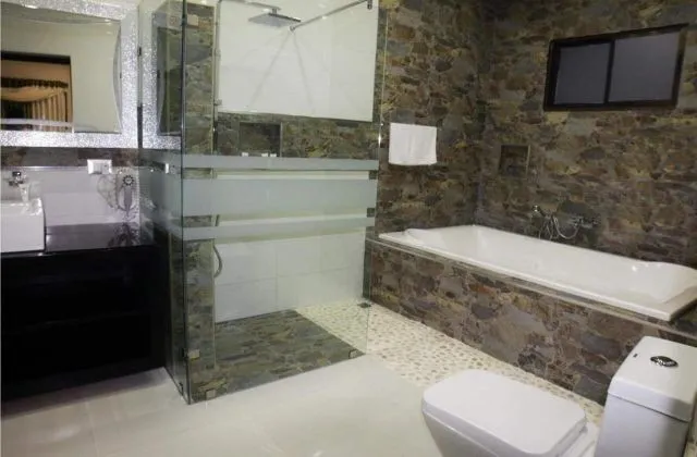 Hotel La Morada Santo Domingo Room bathroom